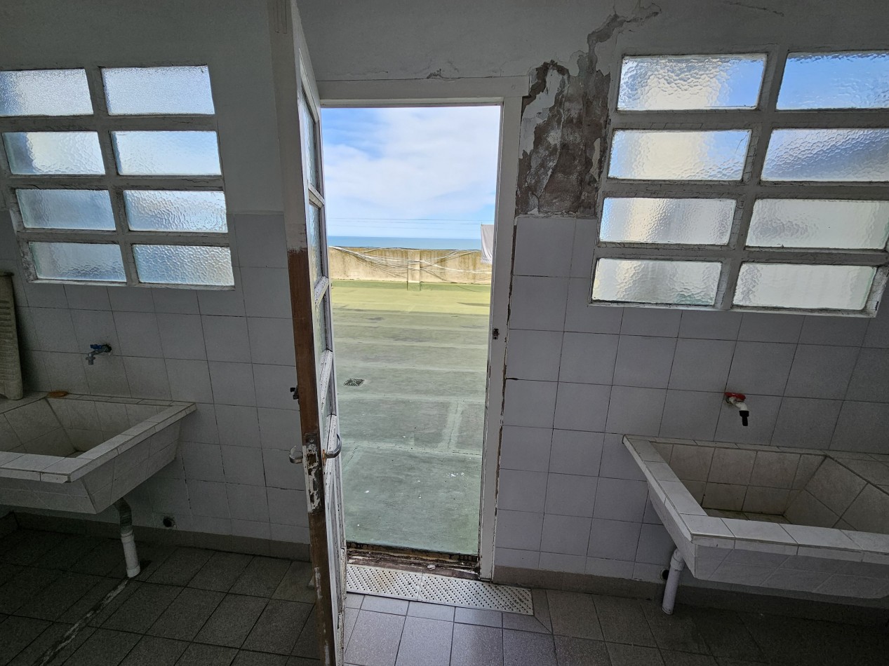 Departamento dos ambientes con dependencia al lateral con vista parcial al mar. Zona: Punta Iglesia