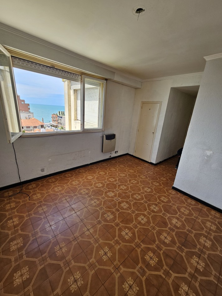 Departamento dos ambientes con dependencia al lateral con vista parcial al mar. Zona: Punta Iglesia