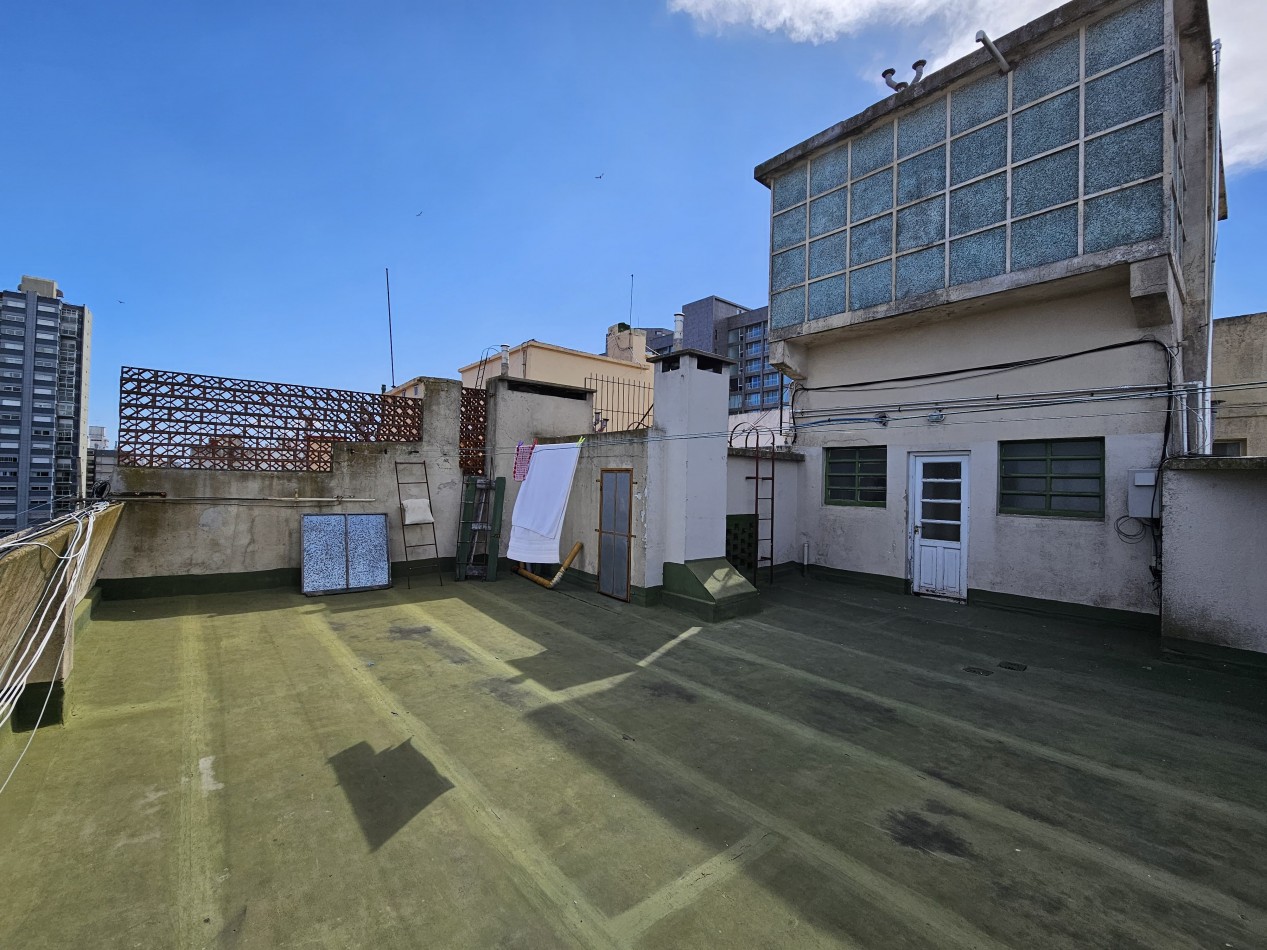 Departamento dos ambientes con dependencia al lateral con vista parcial al mar. Zona: Punta Iglesia