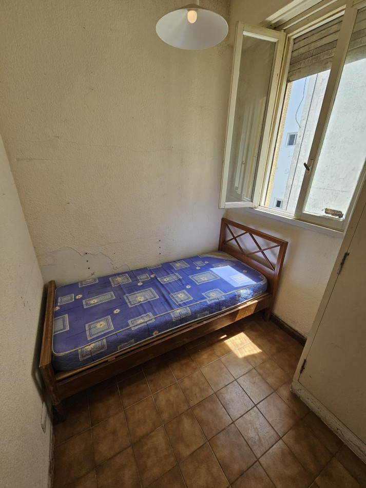 Departamento dos ambientes con dependencia al lateral con vista parcial al mar. Zona: Punta Iglesia