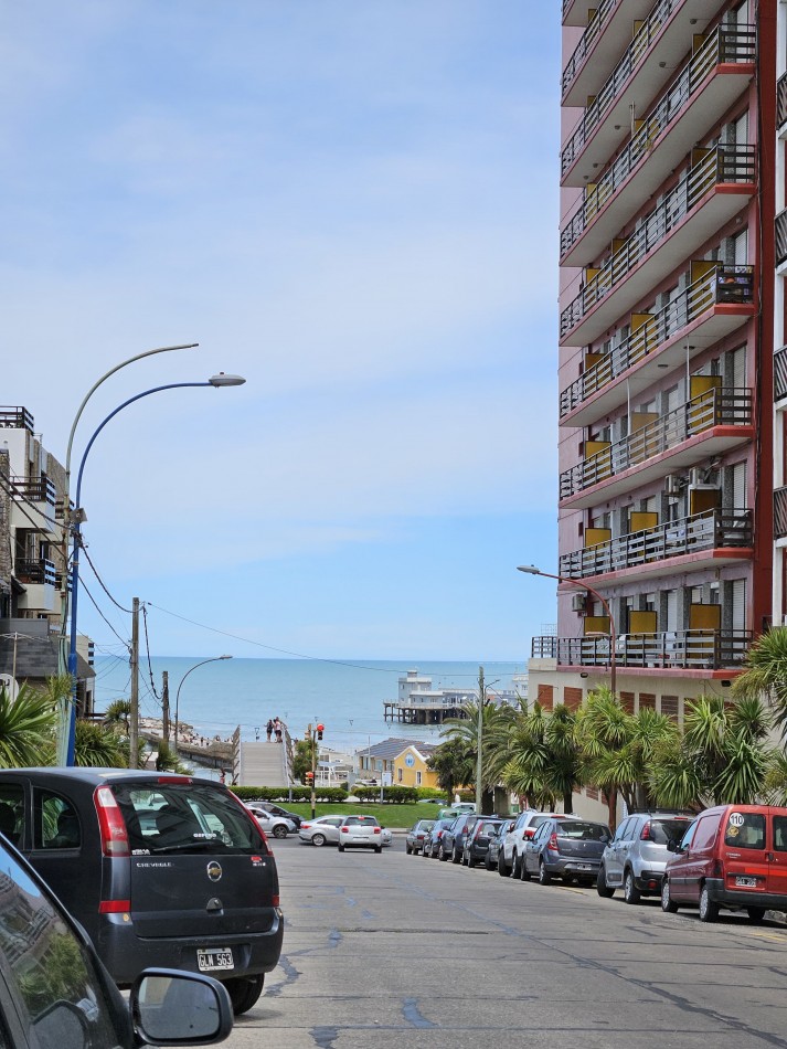 Departamento dos ambientes con dependencia al lateral con vista parcial al mar. Zona: Punta Iglesia
