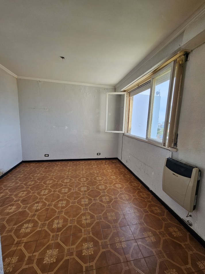 Departamento dos ambientes con dependencia al lateral con vista parcial al mar. Zona: Punta Iglesia