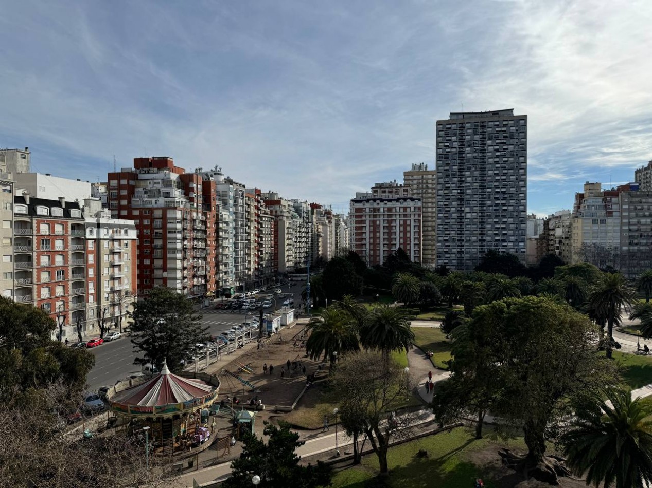 DEPARTAMENTO TRES AMBIENTES A LA CALLE CON BALCON, VISTA PANORAMICA A PLAZA COLON. RECICLADO Y AMOBLADO