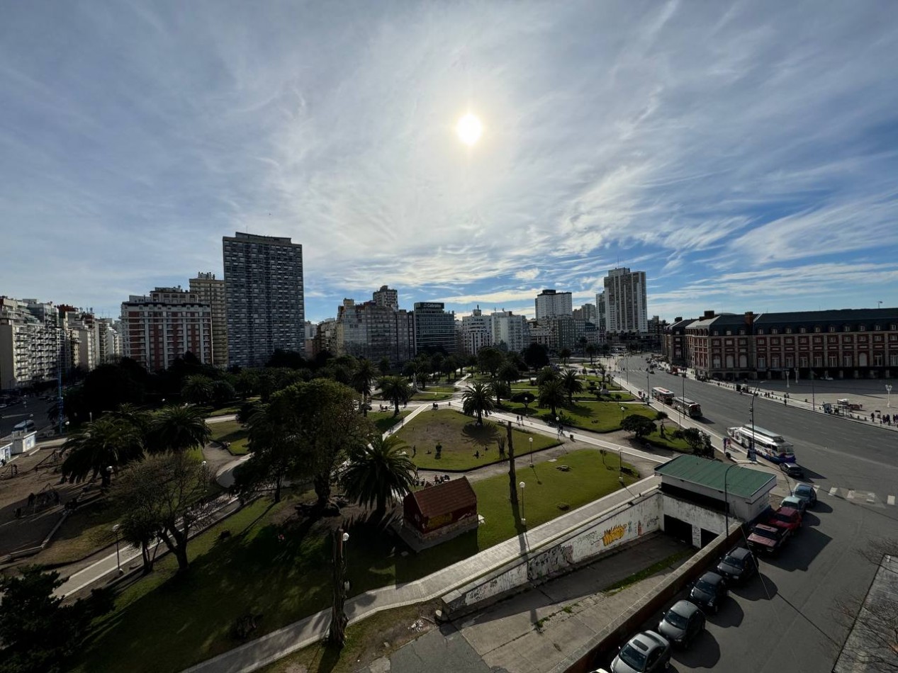 DEPARTAMENTO TRES AMBIENTES A LA CALLE CON BALCON, VISTA PANORAMICA A PLAZA COLON. RECICLADO Y AMOBLADO