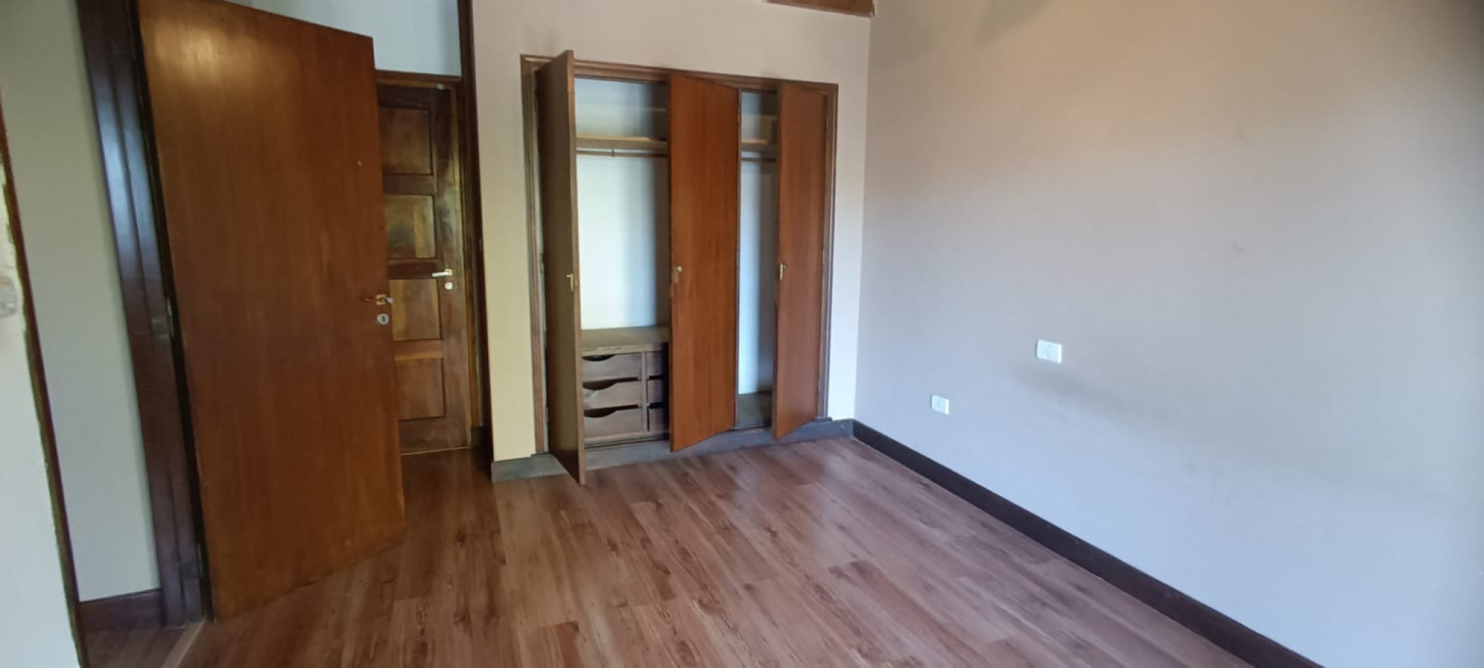 ALQUILER DOCE MESES CHALET  5 AMBIENTES EN BARRIO SAN CARLOS