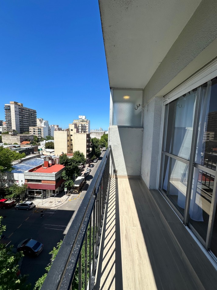 Departamento tres ambientes a la calle con balcon saliente. Reciclado.