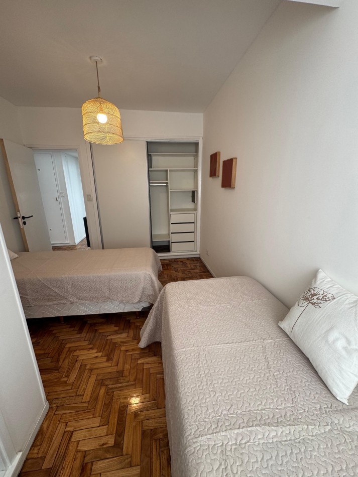 Departamento cuatro ambientes a la calle con balcon terraza, vista lateral al mar. Reciclado y amoblado