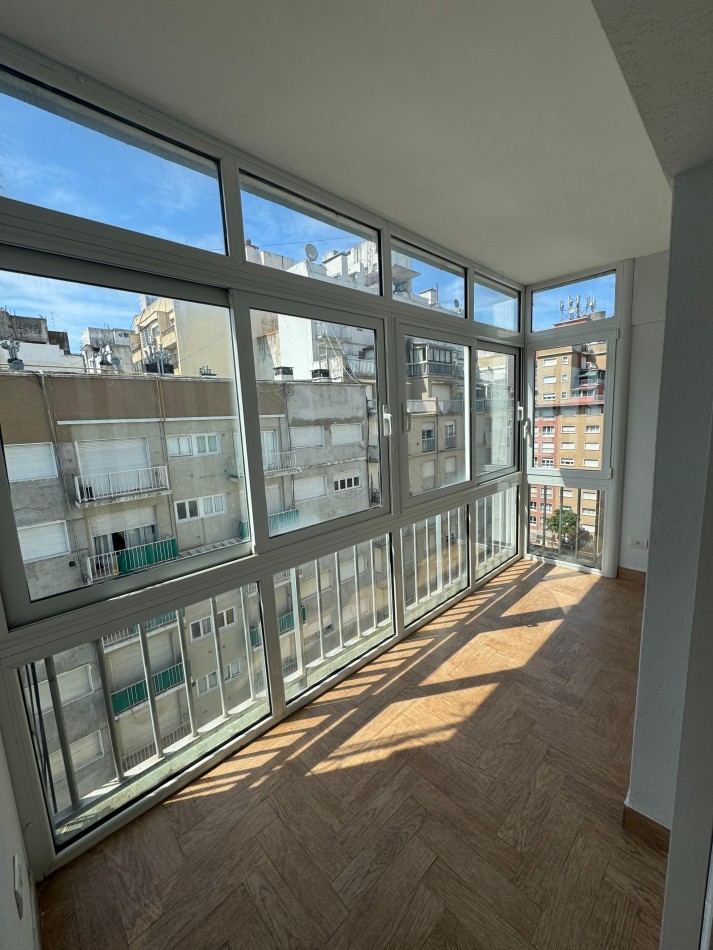 Departamento cuatro ambientes a la calle con balcon terraza, vista lateral al mar. Reciclado y amoblado