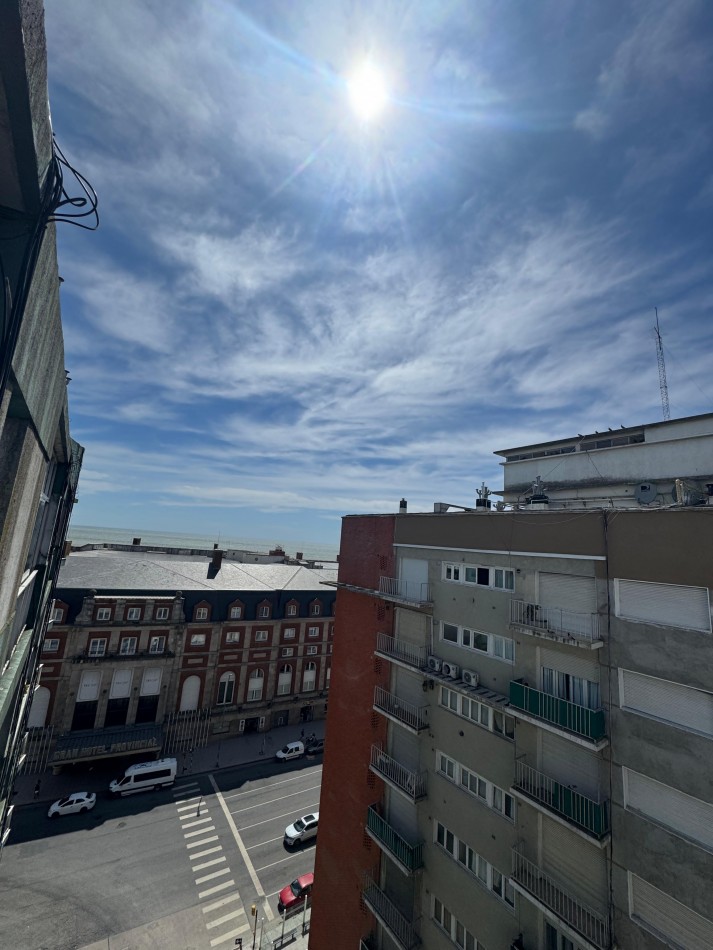 Departamento cuatro ambientes a la calle con balcon terraza, vista lateral al mar. Reciclado y amoblado