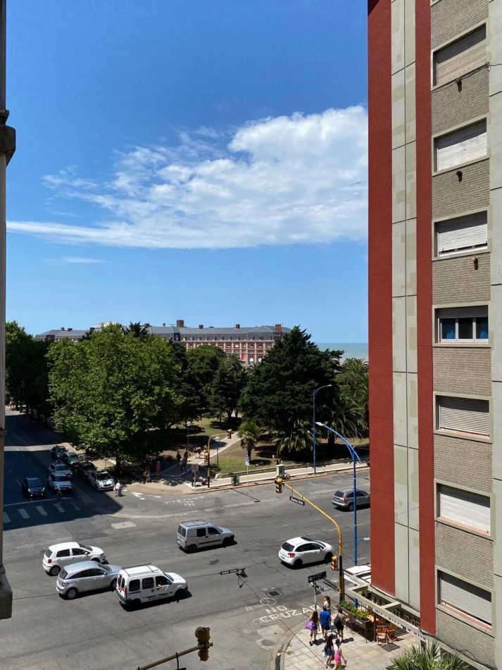 Departemento tres ambientes a la calle con balcon saliente, vista lateral al mar y a la plaza. Reciclado y amoblado. Zona: Plaza Colon