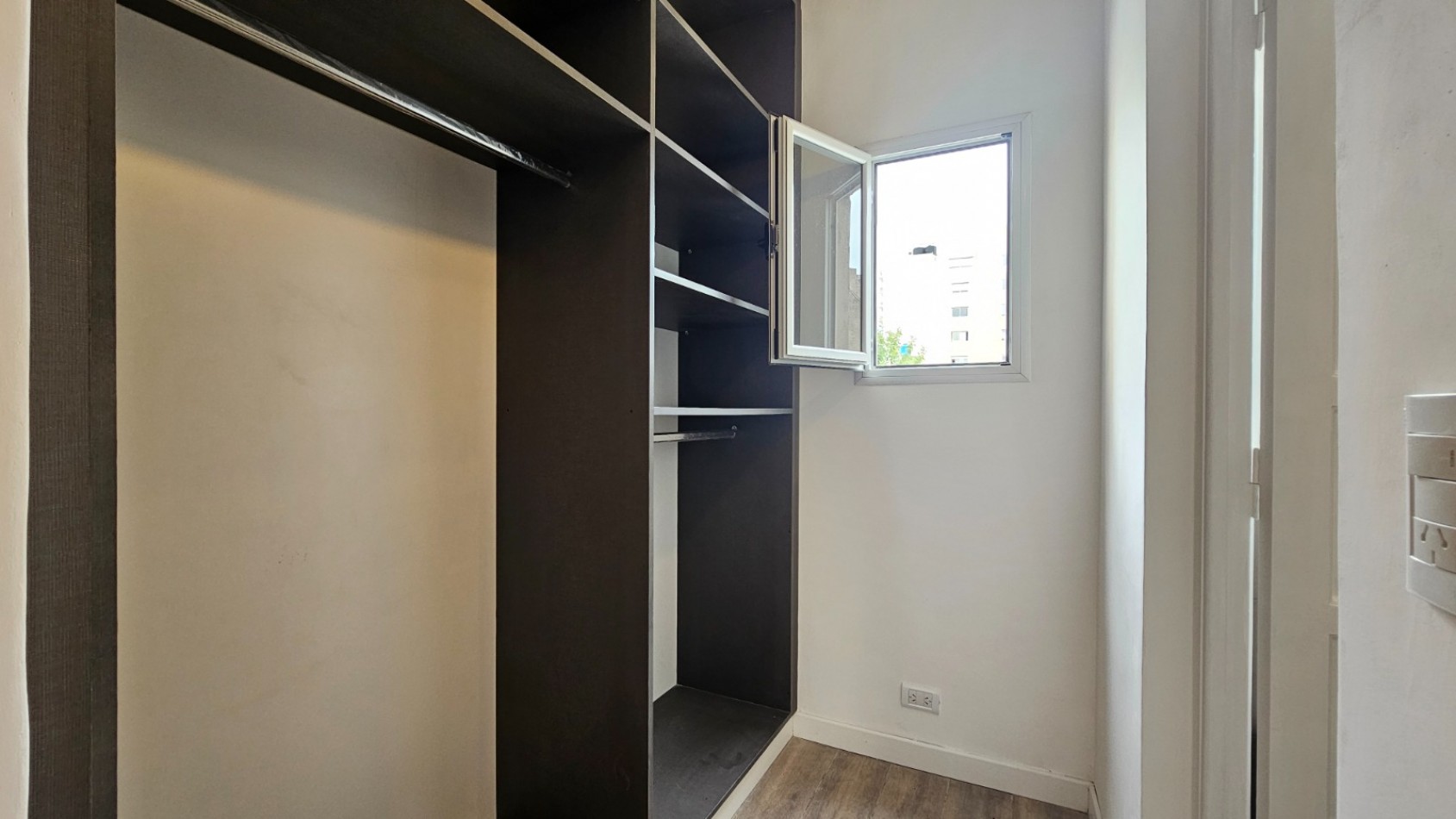 P.H. dos ambientes a la calle con balcon saliente. Reciclado. Zona: San Jose