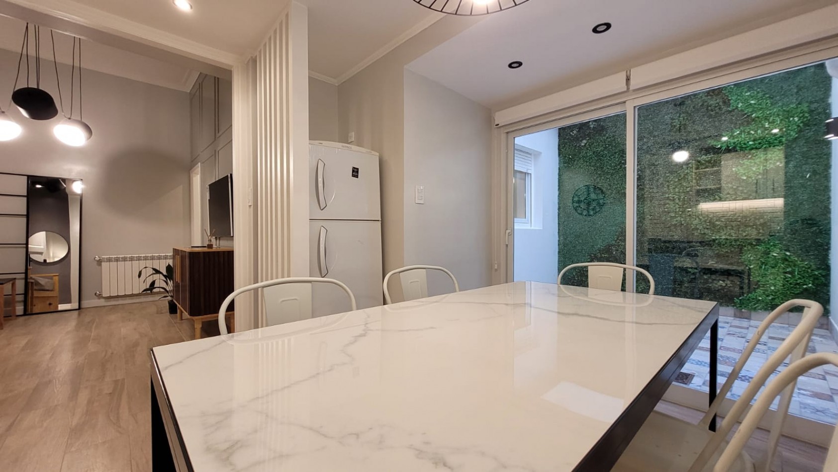 DEPARTAMENTO TRES AMBIENTES CON PATIO. RECICLADO. ZONA: PLAZA COLON