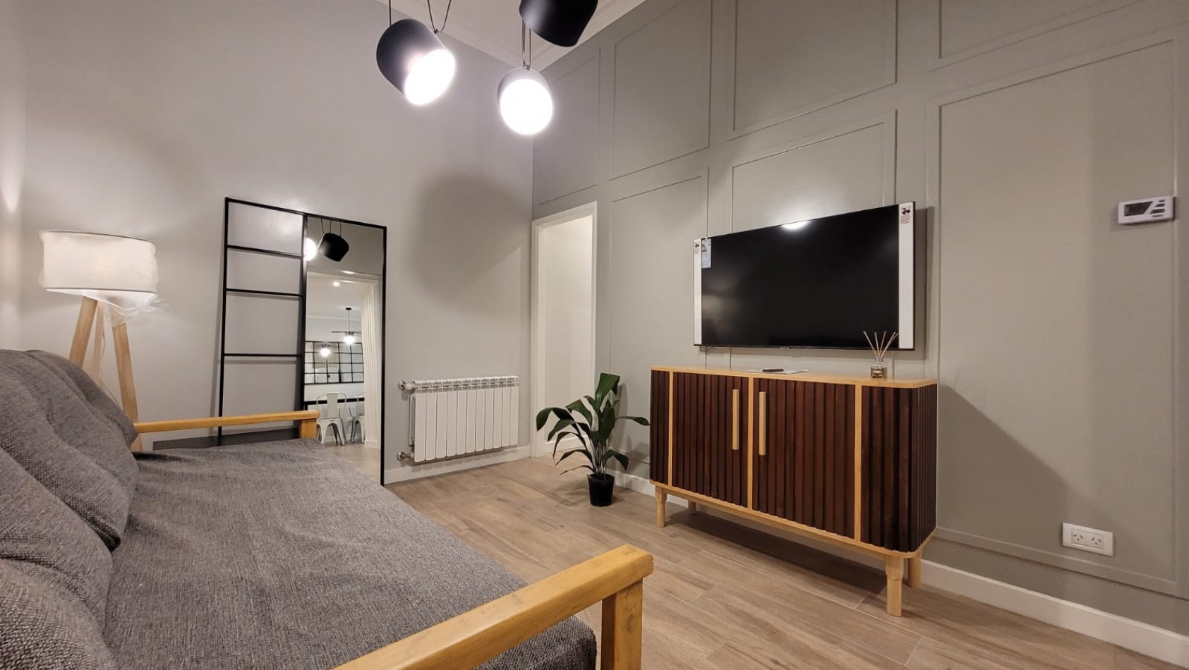 DEPARTAMENTO TRES AMBIENTES CON PATIO. RECICLADO. ZONA: PLAZA COLON