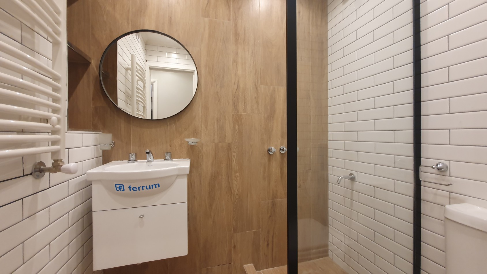 DEPARTAMENTO TRES AMBIENTES CON PATIO. RECICLADO. ZONA: PLAZA COLON