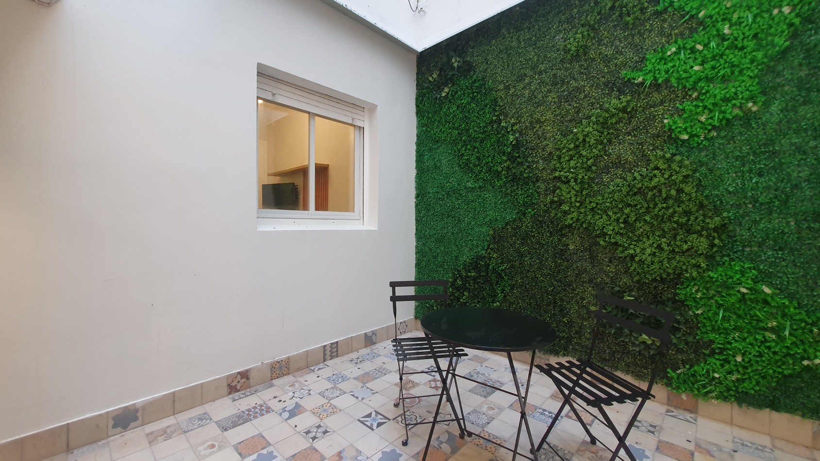 DEPARTAMENTO TRES AMBIENTES CON PATIO. RECICLADO. ZONA: PLAZA COLON