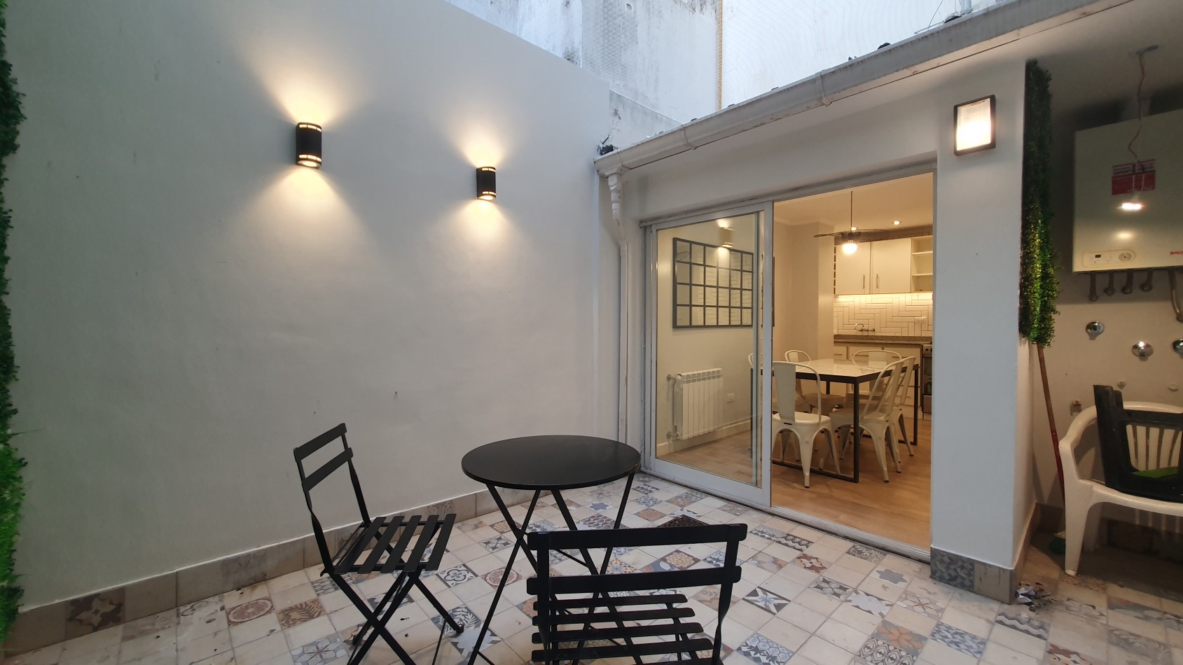DEPARTAMENTO TRES AMBIENTES CON PATIO. RECICLADO. ZONA: PLAZA COLON
