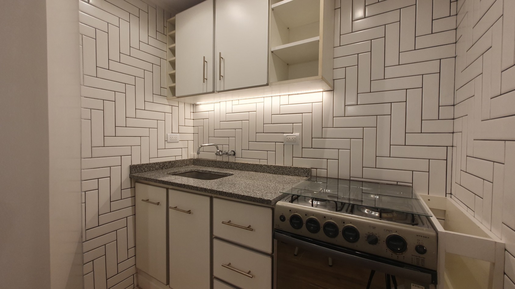 DEPARTAMENTO TRES AMBIENTES CON PATIO. RECICLADO. ZONA: PLAZA COLON