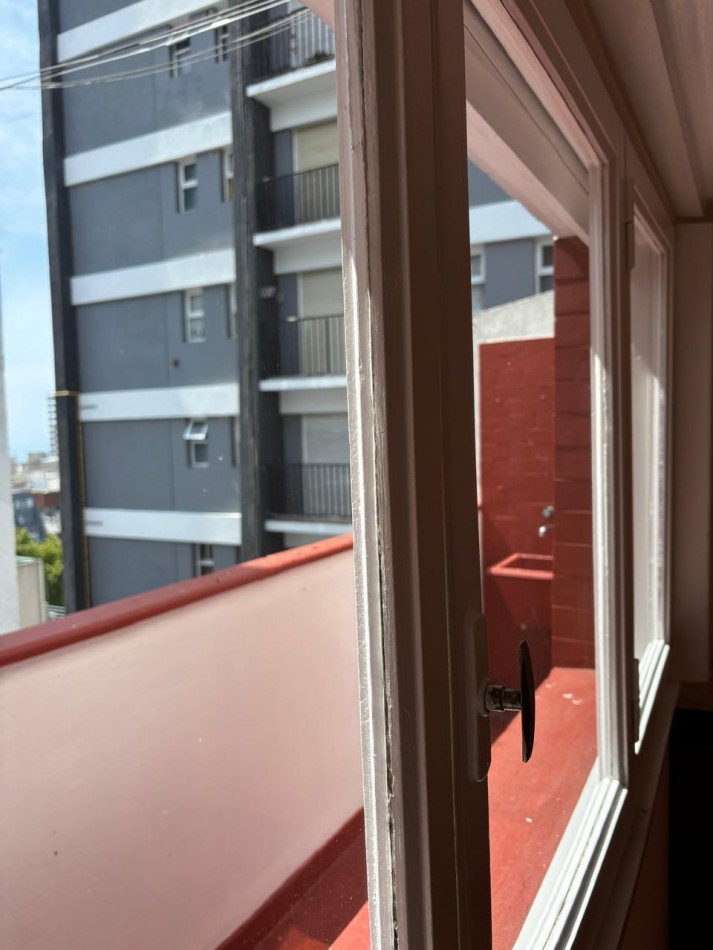 Departamento dos ambientes al contrafrente con balcon. Luminoso. Zona Macrocentro