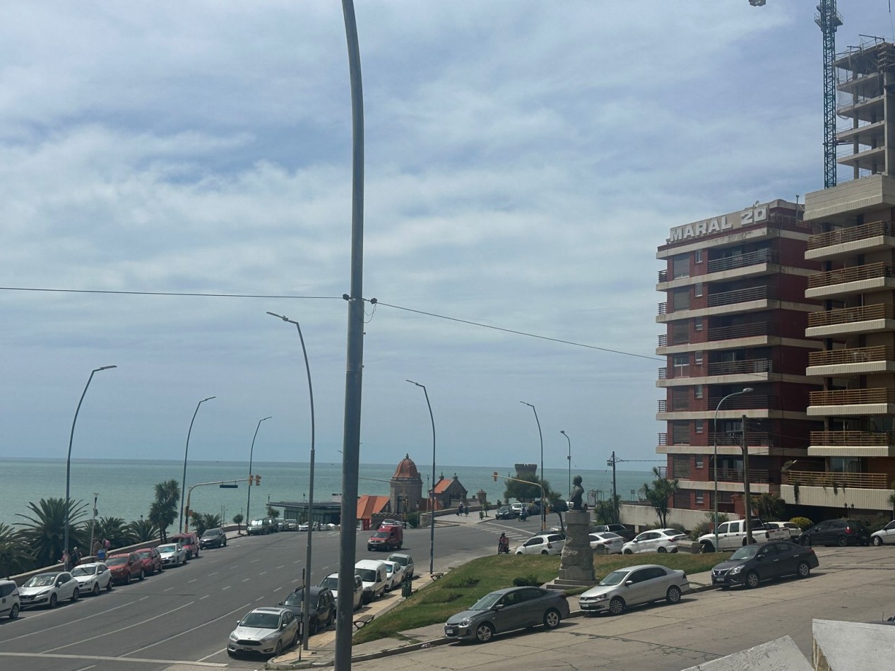 Departamento tres ambientes a la calle con balcon terraza, vista frontal al mar, cochera fija. Reciclado. Zona: Bristol