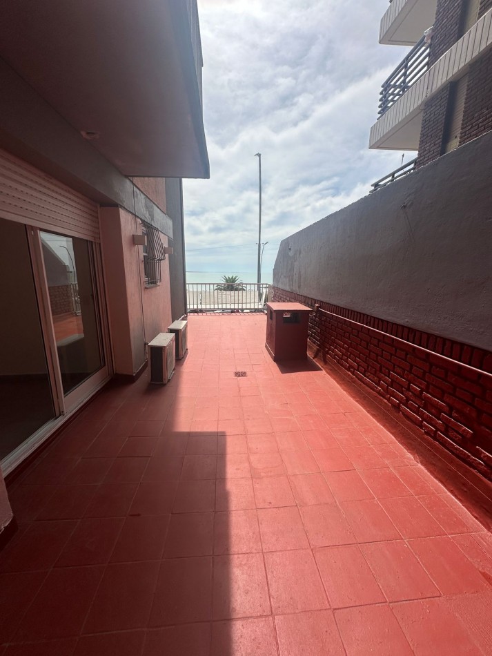 Departamento tres ambientes a la calle con balcon terraza, vista frontal al mar, cochera fija. Reciclado. Zona: Bristol