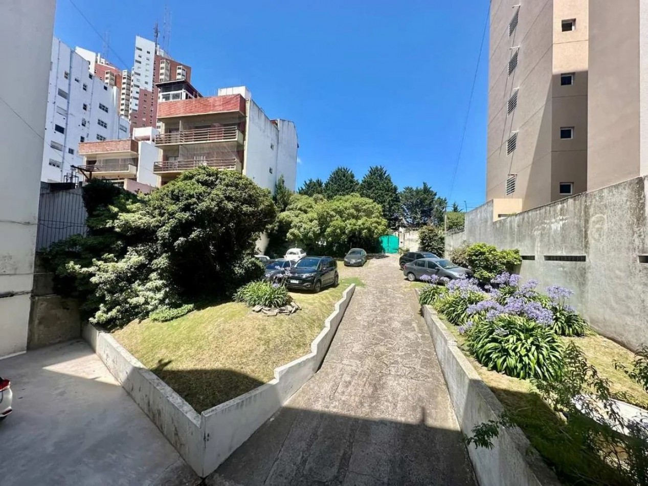 Departamento dos ambientes con espacio de cochera al contrafrente luminoso. Excelente estado. Zona: Varese