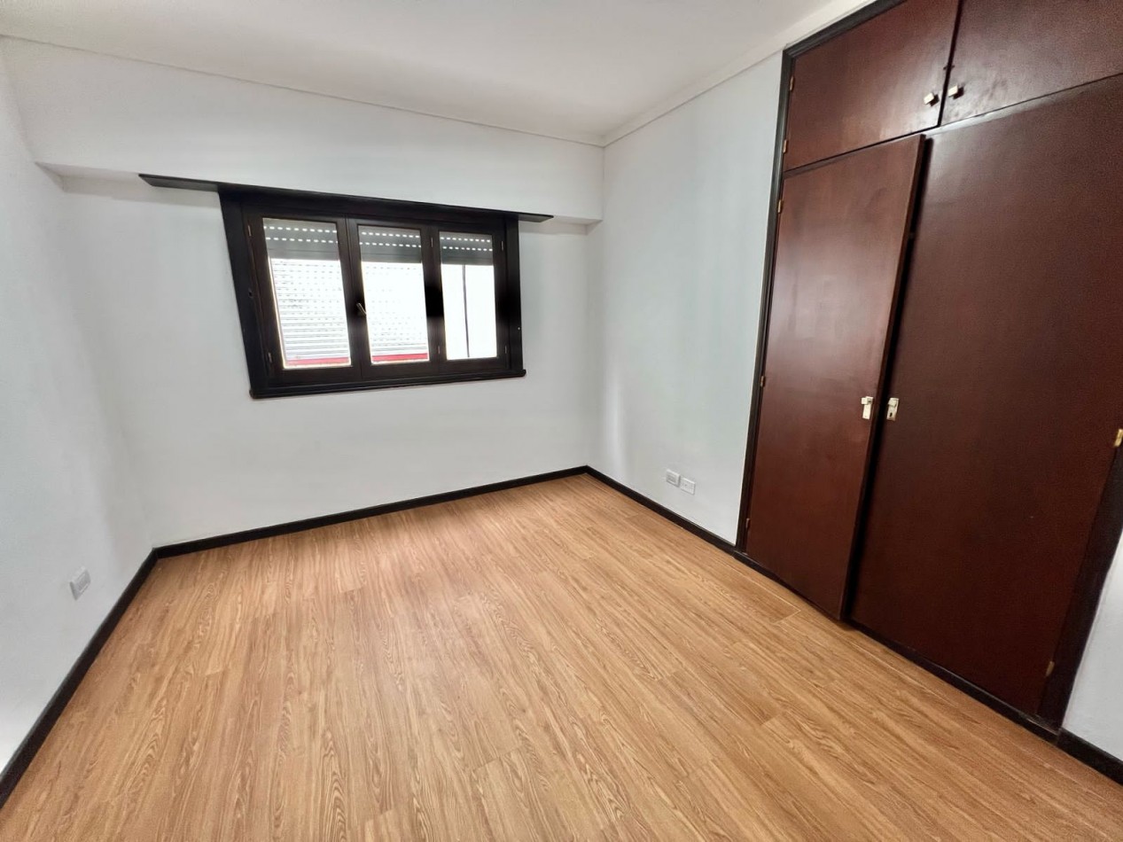 Departamento de dos ambientes al contrafrente con balcon saliente. Muy buen estado original.