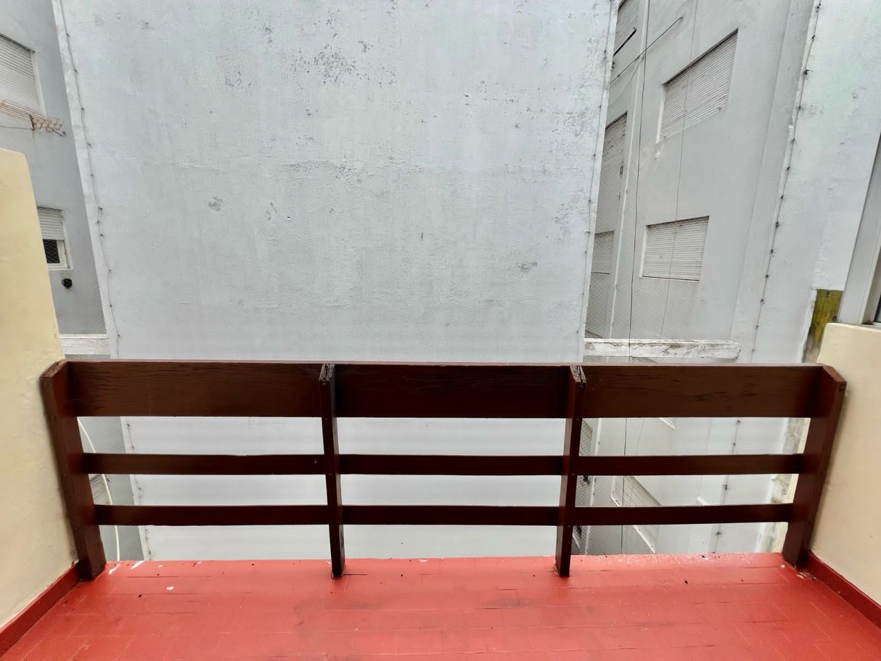 Departamento de dos ambientes al contrafrente con balcon saliente. Muy buen estado original.