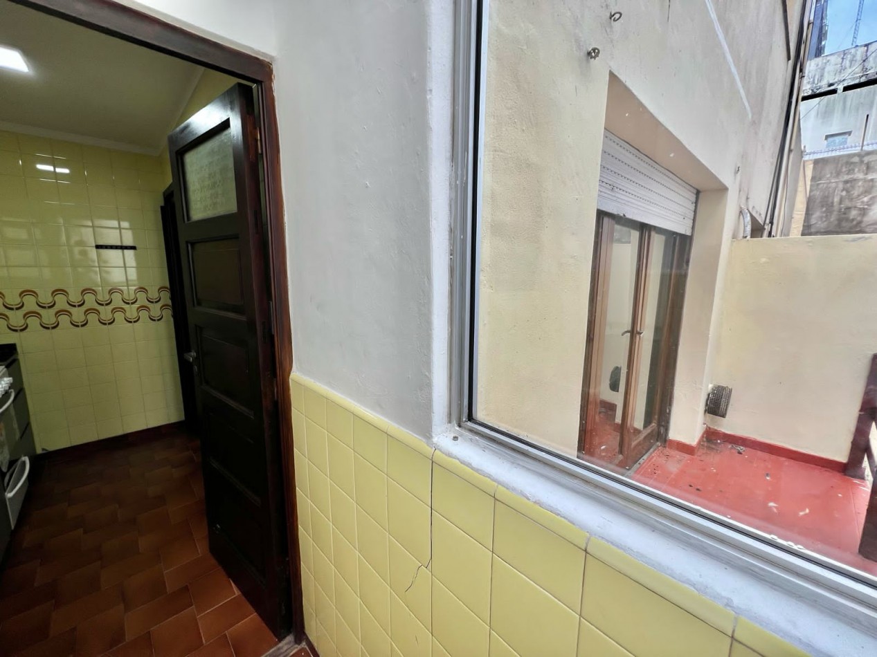 Departamento de dos ambientes al contrafrente con balcon saliente. Muy buen estado original.