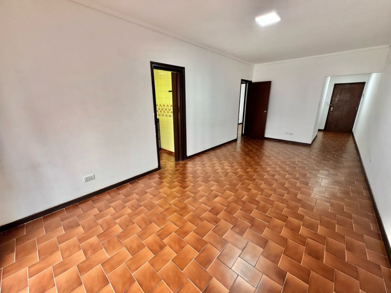 Departamento de dos ambientes al contrafrente con balcon saliente. Muy buen estado original.