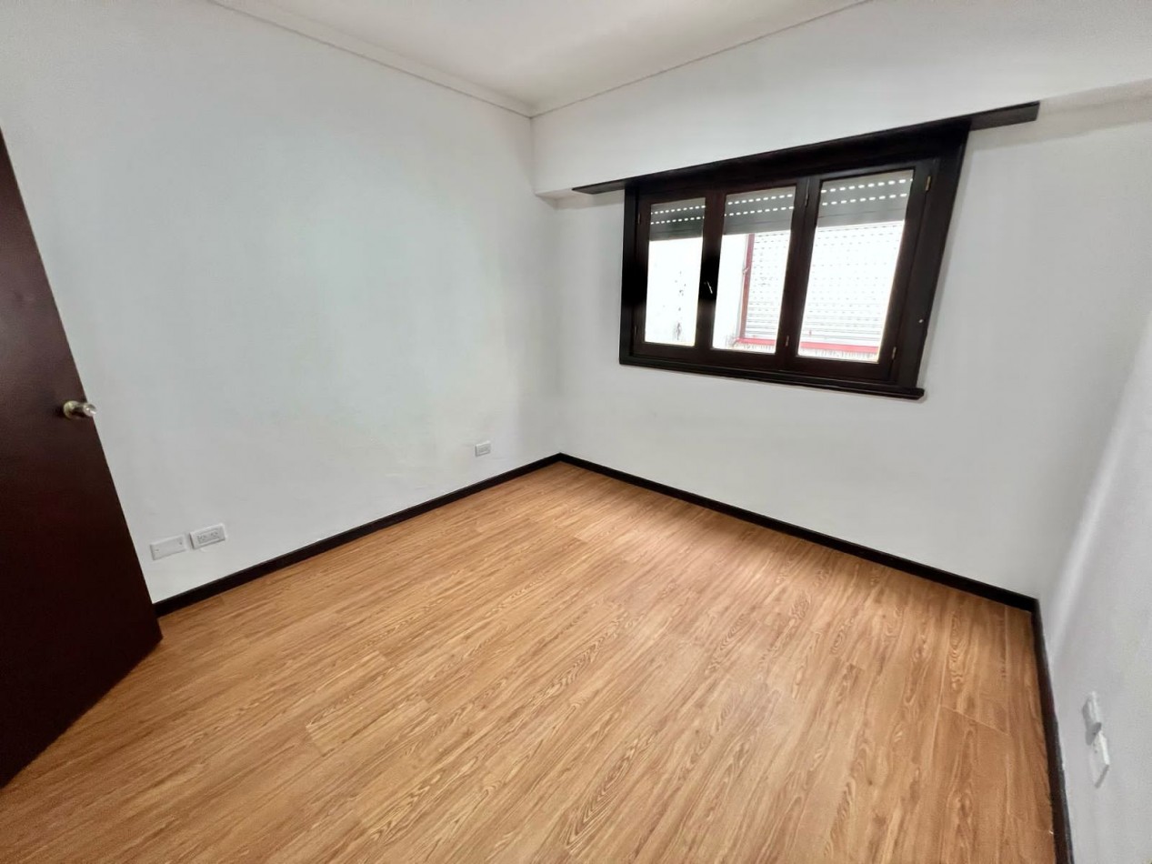 Departamento de dos ambientes al contrafrente con balcon saliente. Muy buen estado original.