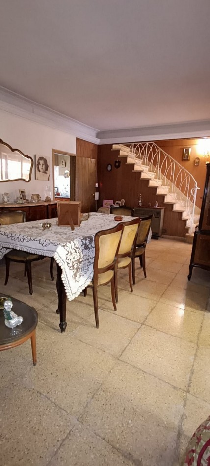 chalet 4 ambientes con garage. Buen estado. Zona: Las Avenidas