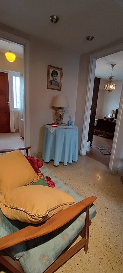 chalet 4 ambientes con garage. Buen estado. Zona: Las Avenidas