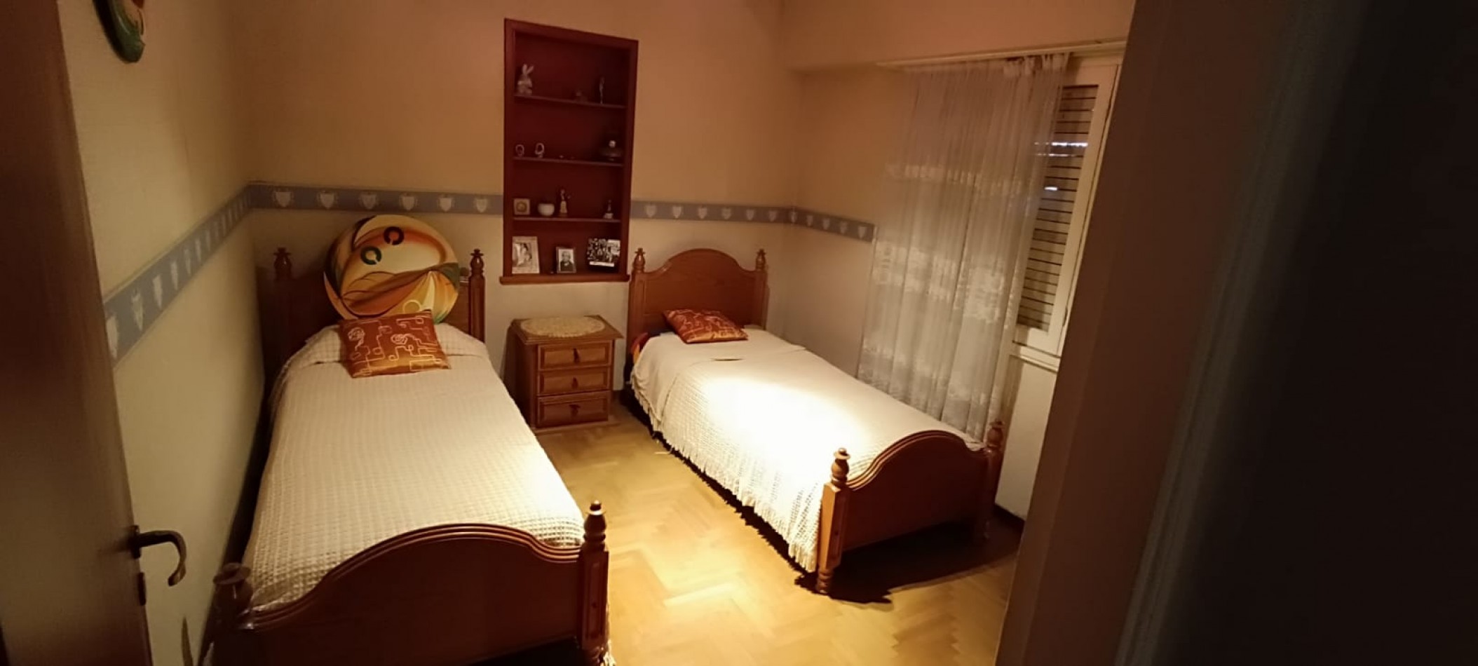 chalet 4 ambientes con garage. Buen estado. Zona: Las Avenidas