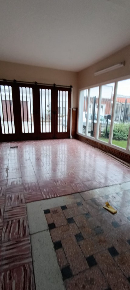 chalet 4 ambientes con garage. Buen estado. Zona: Las Avenidas