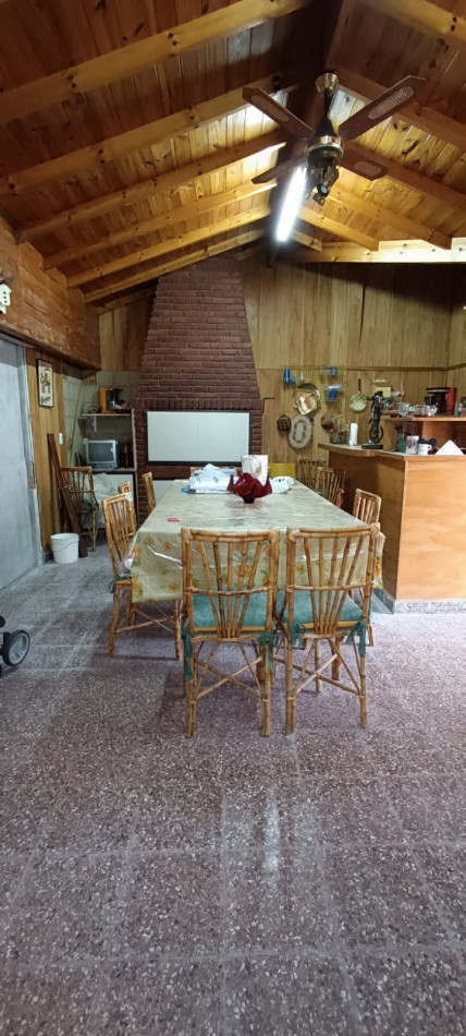 chalet 4 ambientes con garage. Buen estado. Zona: Las Avenidas