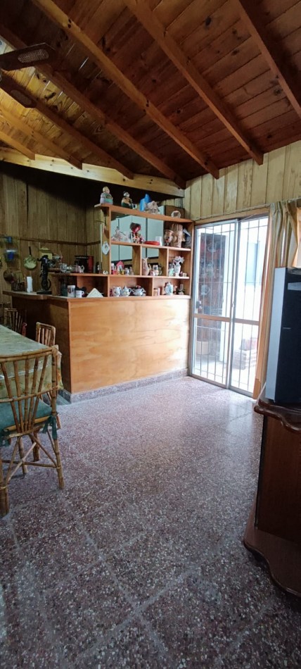 chalet 4 ambientes con garage. Buen estado. Zona: Las Avenidas