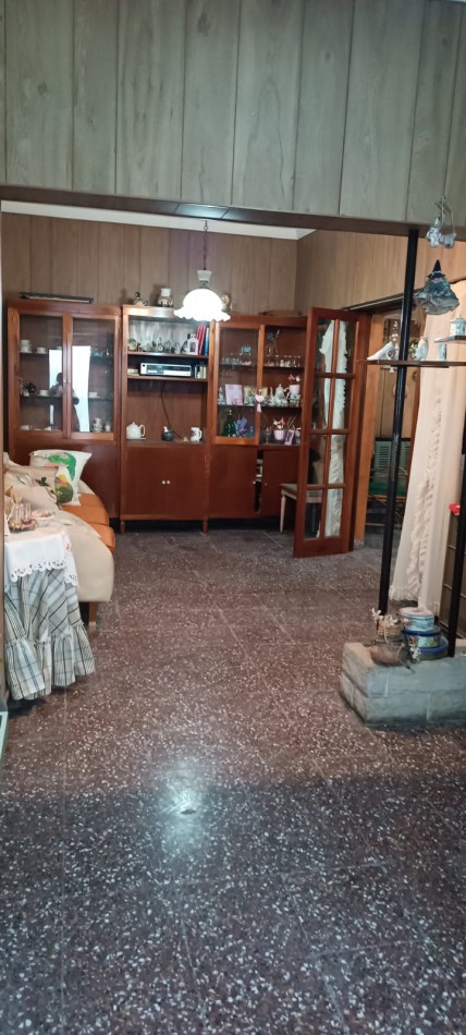 chalet 4 ambientes con garage. Buen estado. Zona: Las Avenidas