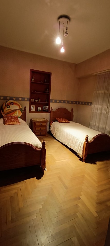 chalet 4 ambientes con garage. Buen estado. Zona: Las Avenidas