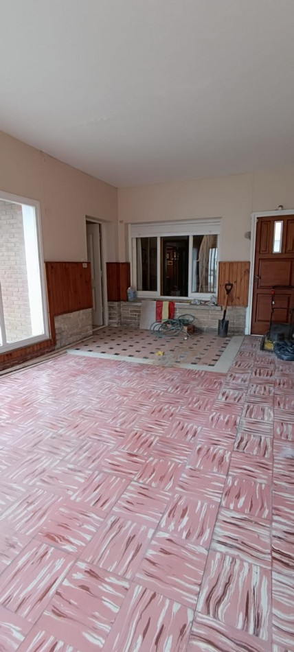 chalet 4 ambientes con garage. Buen estado. Zona: Las Avenidas