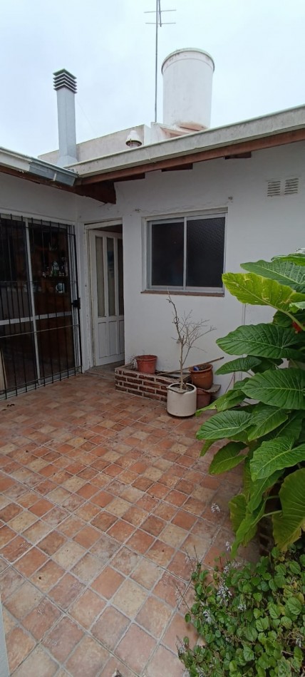 chalet 4 ambientes con garage. Buen estado. Zona: Las Avenidas