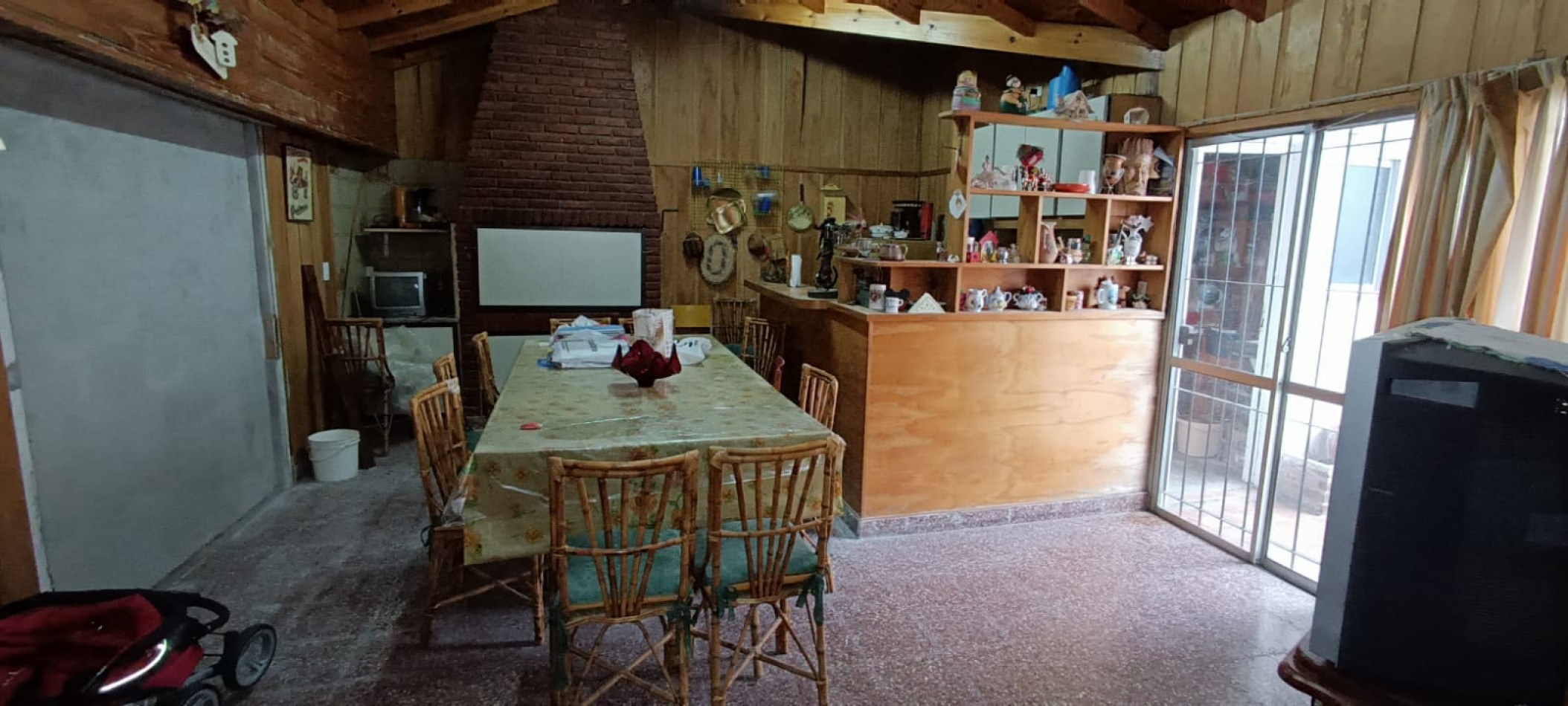 chalet 4 ambientes con garage. Buen estado. Zona: Las Avenidas