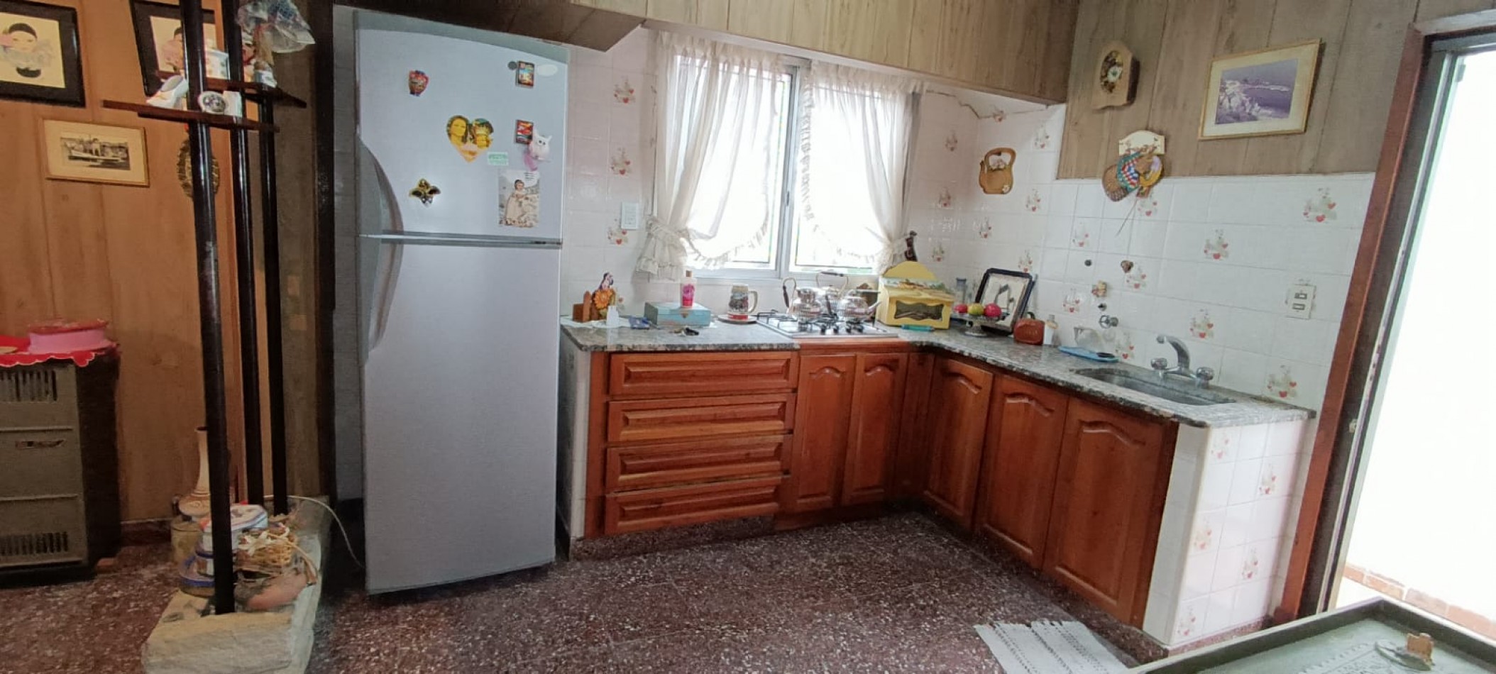 chalet 4 ambientes con garage. Buen estado. Zona: Las Avenidas