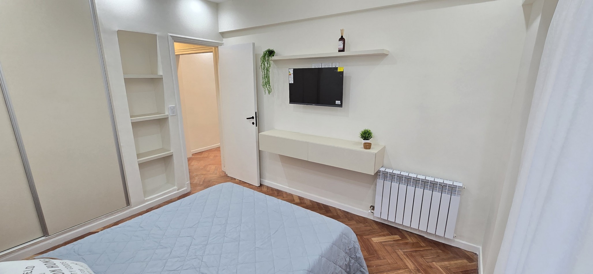 Departamento tres ambientes a la calle con balcon. Reciclado y amoblado. Zona: Guemes