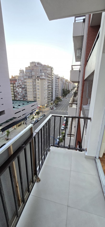 Departamento tres ambientes a la calle con balcon. Reciclado y amoblado. Zona: Guemes