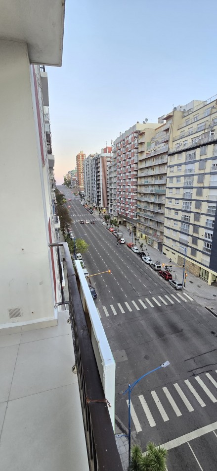 Departamento tres ambientes a la calle con balcon. Reciclado y amoblado. Zona: Guemes