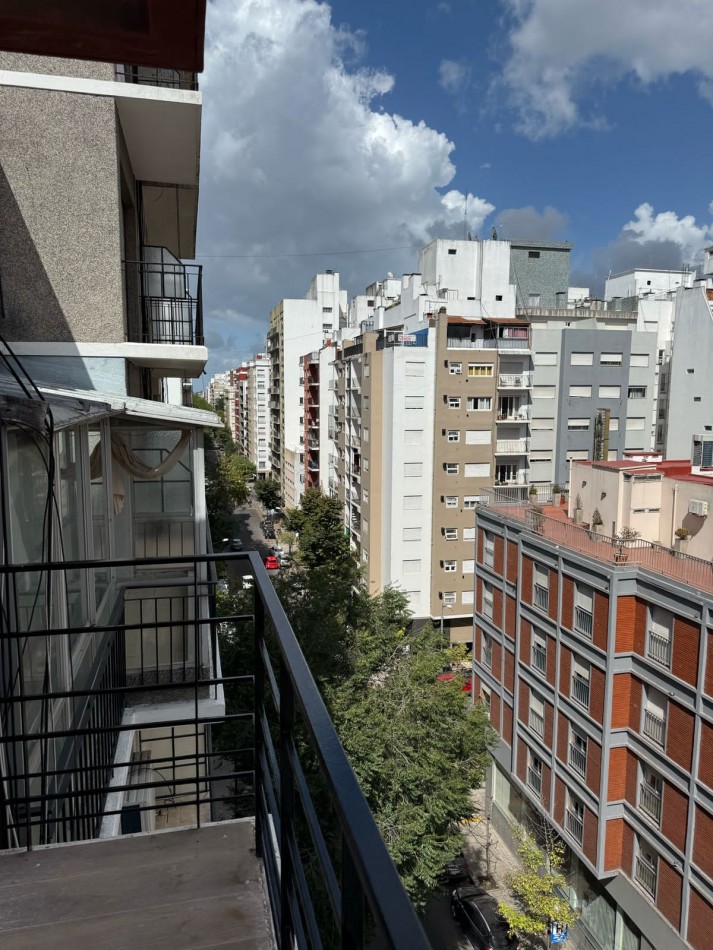Departementos dos ambientes a la calle con balcon saliente. Centro