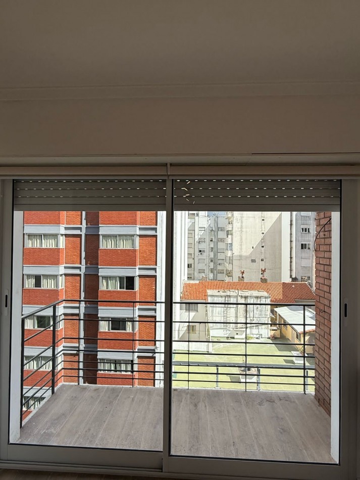 Departementos dos ambientes a la calle con balcon saliente. Centro