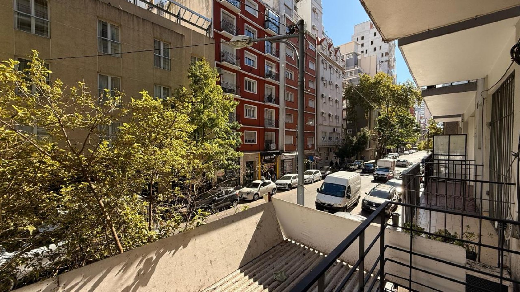 Departamento deos ambientes a la calle con balcon saliente. Zona: Centro