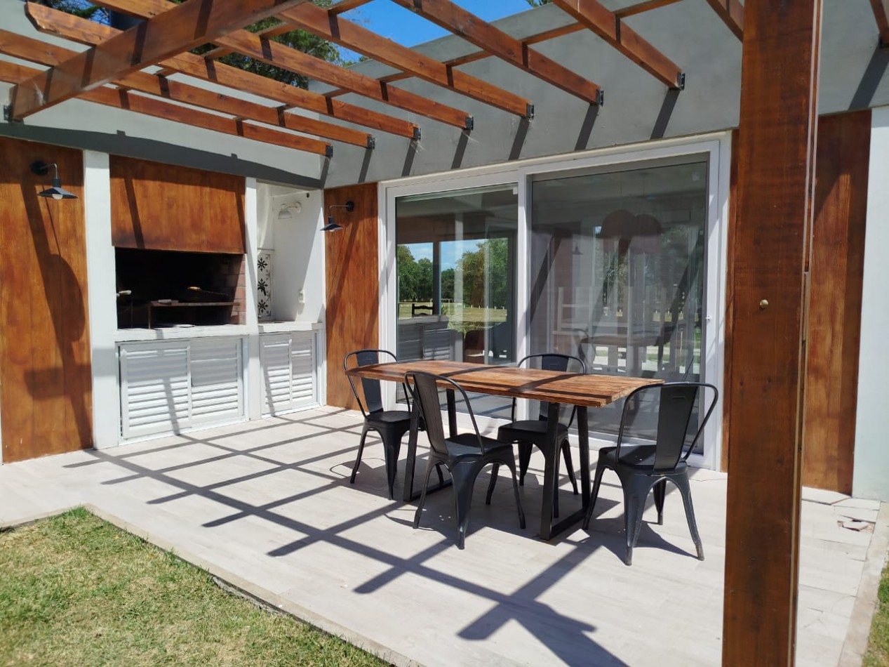 Casa de tres ambientes en Barrio Privado. Impecable. Zona: Bo Costa del Sol (Mar Chiquita)