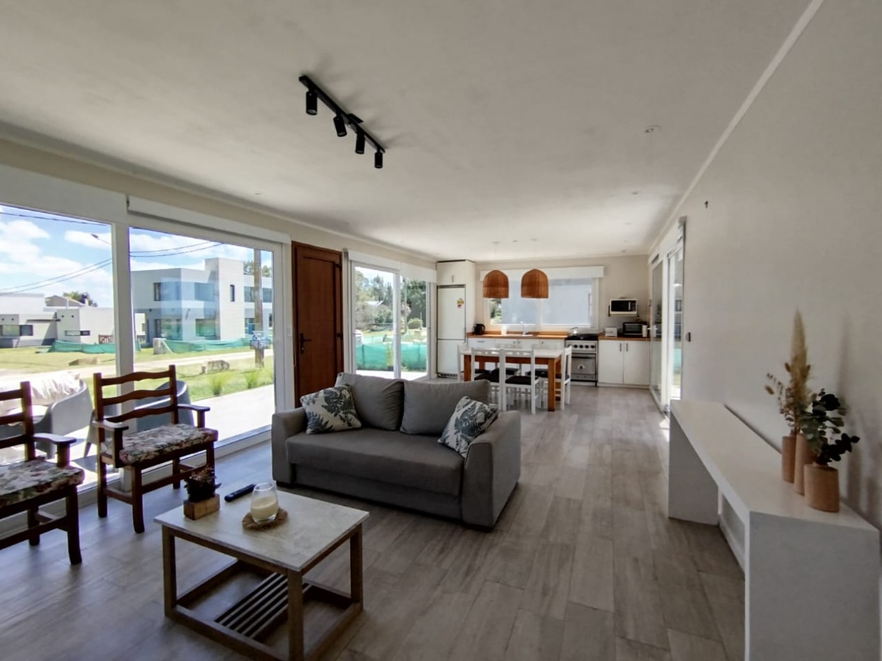 Casa de tres ambientes en Barrio Privado. Impecable. Zona: Bo Costa del Sol (Mar Chiquita)